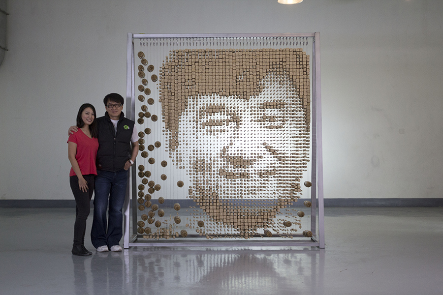 Red Hong Yi Jackie Chan loved Red Hong Yi’s portraits of Zhang Yimou and Jay Chou and commissioned her to create a portrait of him.
